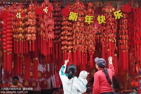 1月2日，市民在南宁市上海路的年货集市选购春节用的挂饰。